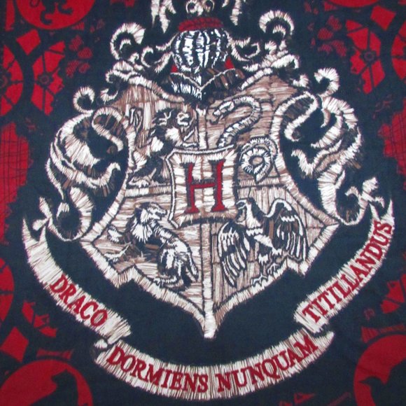 Harry Potter Hogwarts Crest Fleece Blanket 70" x 58" - Picture 1 of 2
